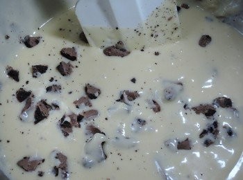 step5: 將一包大雷神捏碎後拌入麵糊