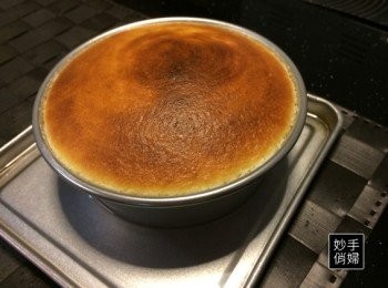 step5: 上下火都開啟,大概過了6分鐘以後,表面稍微上色之後,用錫箔紙蓋住頂端,然後只單開下火繼續烘培6分鐘就差不多了喔~
可用牙籤插入蛋糕正中心測試,沒有沾黏蛋糕糊的狀況就是OK的喔~