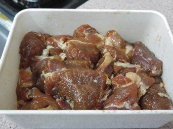 step2: 切成小件， 用醃料撈穫勻， 之後再下油撈勻醃2小時