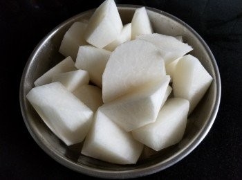 step2: 白蘿蔔，用薑片，黃酒出水汋半熟備用