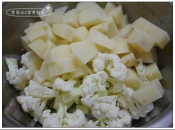 step1: 馬鈴薯洗淨後去皮切小塊；白花椰菜洗淨後切小塊；蘑菇洗淨後切片。放入電鍋內鍋中，外鍋加2杯水蒸熟。