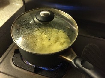 step2: 滾水下薯粒, 轉小火煮半小時