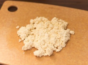 step5: 之後用廚房紙(或清潔的乾布(tea towel))包住盡量扭乾水份