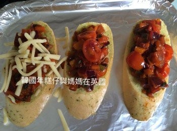 step7: 焗盤上放上3塊蒜蓉包，將剛才煮好的雜菜放在蒜蓉包上，灑上芝士。
放入預熱焗爐焗至蒜蓉包香黄金脆和芝士溶掉即可。