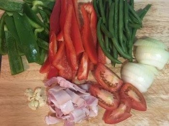 step2: 蕃茄切大塊,青椒、紅椒和洋蔥切大條，蒜頭切末，培根切粗丁。