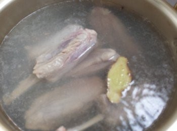 step2: 燒熱一鍋水，加入薑片後，先將豬寸骨出水。
