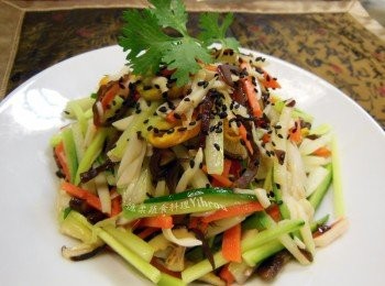 step1: <span class="group_1">材料1</span>先泡水軟化洗淨瀝乾.香菇切片. <span class="group_2">材料2</span>洗淨切絲或切段.馬鈴薯需削皮 <span class="group_3">材料3</span>香菜.小黃瓜洗淨瀝乾.小黃瓜切絲