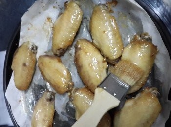 step5: 將蜜糖攪勻搽於雞皮上，205度波2分鍾 反轉要搽另外一邊再波5分鐘