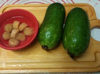 step1: 瑤柱浸軟，隔水蒸20分鐘，留瑤柱水備用