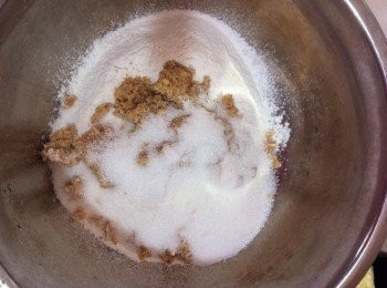 step2: 取出一個較深的碗把所有材料【牛油除外】，充分的拌均勻。