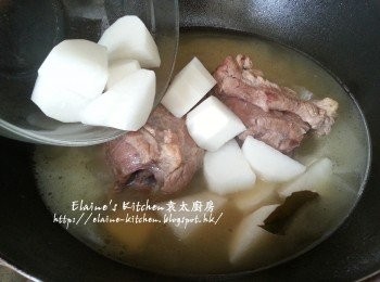 step6: 再加入白蘿蔔拌勻蓋上蓋用慢火炆30分鐘