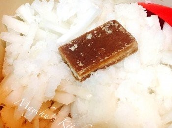 step6: 用炒臘腸釋出的油爆香乾葱碎，加入白蘿蔔條炒匀。拌入白蘿蔔絲和蘿蔔水，加片糖，蓋上用中至小火煮約15分鐘至白蘿蔔條軟身。加鹽和胡椒粉調味，最後加玫瑰露，酒精揮發後關火。