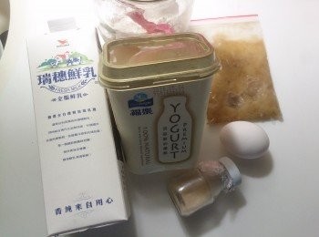 step1: 先將低筋麵粉過篩，加入酵母粉混合均勻備用