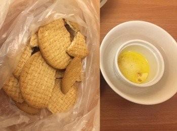 step1: 忌廉芝士先放置室溫放軟。

焗爐預熱 160℃。

先準備牛油溶液，可以用大碗裝些熱滾水，再放上用細碗盛著的牛油，待牛油溶化至牛油溶液。

模具內，底及圍邊塗上少量油，再舖好牛油紙, 模具外圍用錫紙包好。

另外袋起消化餅，壓理碎粉狀後，逐匙倒進模具，每次加進適量牛油溶液舖平。