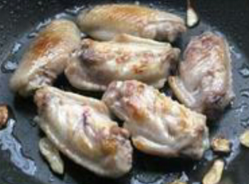 step4: 用中火煎到<a href="https://bit.ly/3zHU5V3" target="_blank" data-keyword="雞翼" class="guide-link"><strong>雞翼</strong></a> <span style="display:inline-block;vertical-align:middle;margin-top:-3px;color:initial;border-radius:3px;padding:2px 3px;font-size:12px;line-height:14px;background:#87d300;color:#fff;">即買</span> 兩邊微微哋金黃