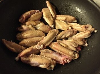 step2: 大火下油下<a href="https://bit.ly/3zHU5V3" target="_blank" data-keyword="雞翼" class="guide-link"><strong>雞翼</strong></a> <span style="display:inline-block;vertical-align:middle;margin-top:-3px;color:initial;border-radius:3px;padding:2px 3px;font-size:12px;line-height:14px;background:#87d300;color:#fff;">即買</span> , 煎至兩邊微微金黃