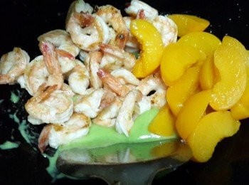 step10: 倒入蝦仁同蜜桃，開火，立即將兜勻熄火至蝦仁同蜜桃沾湖醬汁
