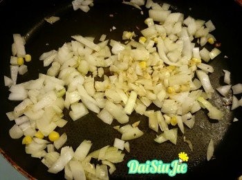 step6: 加洋蔥爆香。