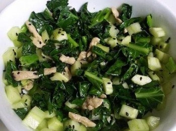 step4: 燒熱鍋放油，高火炒肉絲至九成熟，然後放下15ML滾水和放下芥蘭葉略炒，然後放在青瓜碗內放下黑芝麻攪勻後就完成。