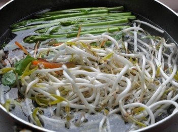 step4: 先將豆芽及蘆筍滾水川燙