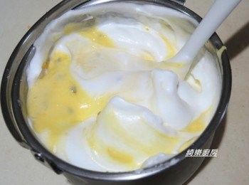 step9: 然後再將拌勻的<span class="group_2">百香果蛋黃糊</span>倒入剩下<span class="group_3">蛋白霜</span>中,用橡皮括刀由下而上翻轉的方式混合均勻