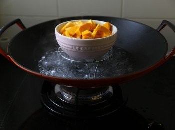 step1: 南瓜去皮去核蒸熟後壓成溶