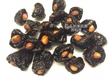 step2: 將杏仁塞入黑棗中