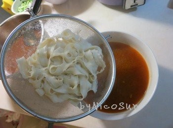 step8: 麵條另外起鍋煮熟.加入紅燒湯底