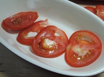 step1: 番茄切片，先在烤盅底部鋪上一層番茄片