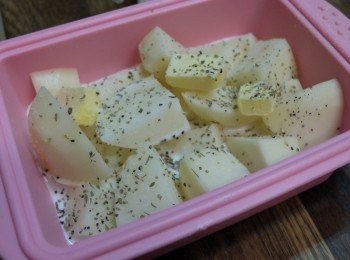 step3: 撒上一些香料鹽，進微波爐5分鐘，試試喜歡的軟硬度在進微波爐幾分鐘，OK