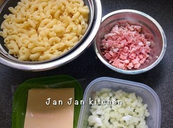 step2: 通粉先放入已加油鹽的水中煮熟備用。洋蔥、煙肉切粒。