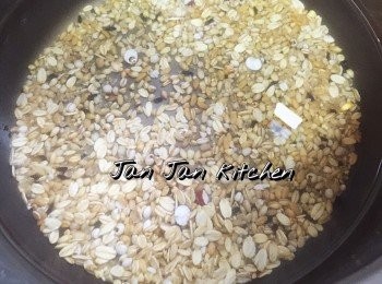 step1: 十穀米用清水浸1小時，加入適量水煮成粥即可。可隨意選擇用電飯鍋或明火煮，加入適量冰糖或鹽，可供甜食或鹹食，或可混合白米同煮。由於十穀米高纖，所以飯粒會比較有啃頭，煮前先浸會比較好。亦可隨意加入瘦肉粒、粟米粒、提子乾等雜糧同吃。