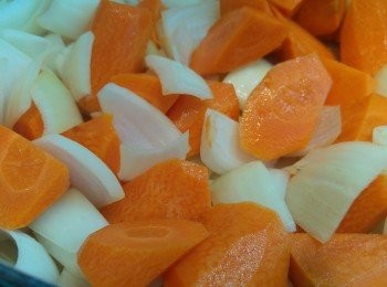 step3: 少油爆香洋蔥之後加入甘荀略炒,再將<span class="group_2">醬汁</span>加入後翻滾,把牛臉頰回鑊,<span class="group_2">醬汁</span>水份未別全蓋牛臉頰表面,炆煮其間需滾動一下,火力只需用細火,牛臉頰炆的時間比牛腩短,只要用筷子測試容易穿過巳代表冧,過程約1小時最後加入薯仔,薯仔是否熟透同樣可以用筷子測試。(見意早上或中午燴牛臉頰晚上再烹調,可以令牛肉更入味。)