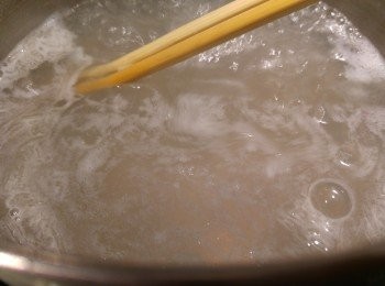 step4: 將椰子水過篩,將糖和椰子水加熱,煮到糖溶化後再加入大菜糕