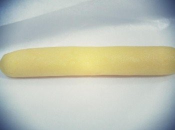 step5: 30分鐘後取出開始製作餅乾囉!! 挖1湯匙的麵糰並揉成長條狀~ 長度約筷子的一半!!!