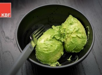 step2: 將牛油果開半去核起肉，放於碗內，加入青檸汁，以匙或叉將之壓成蓉。