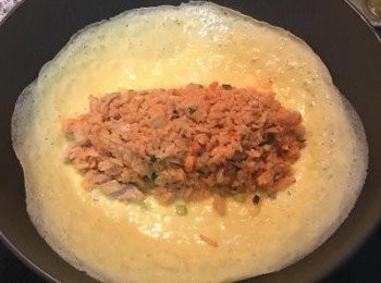 step7: 如鍋太熱可先關火,並放入炒好的蕃茄醬炒飯...放好後再開小火加溫