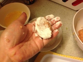 step5: 用湯匙刮出部分雞肉，用手輕輕壓平，先印上粟粉