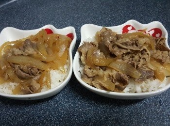 step10: 我家倆姊妹的晚餐，妹妹果份多洋蔥，洋蔥有曬肥牛的精華，真係識食