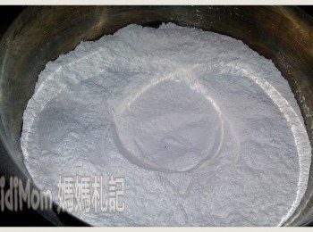 step1: 預備冰皮材料~~

所有粉類過篩拌勻。