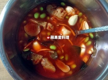 step3: 倒入水和醬油，用湯匙拌勻。