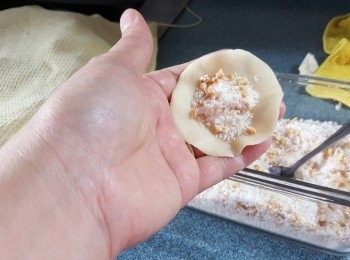 step14: 將一塊皮先用手(鏈)薄圓邊,中間加入適量餡料(未包餡的皮及已經包餡的油角,必須要蓋上布防止會風乾)
