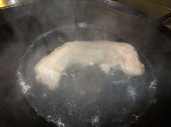 step1: 锅中煮开水，倒入五花肉。 大火煮开，煮开后继续煮2分钟勞起洗淨，砍件待用。