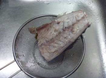 step1: 將鯖魚塊灑鹽抓勻靜置30分鐘,淋上滾水.表面變白色就好.