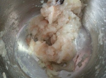 step7: 用筷子將蝦肉打圈攪至起膠