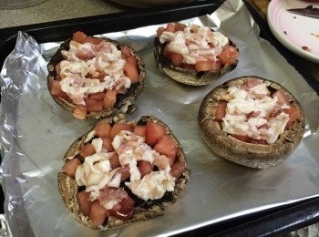 step4: 放上蕃茄粒及煙肉碎，灑上少許黑楜椒及海鹽