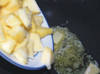 step2: 鍋上火，加入黃油化開，放入蘋果丁翻炒。