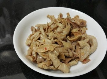 step6: 台灣脆鴨腸，用少少蒜，乾蔥爆炒出香味