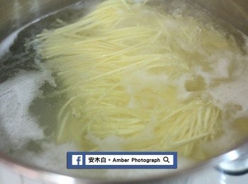 step3: 煮一鍋水，水量要多一些些，水滾後加些許鹽，接著放入油麵，此時可以轉小火煮，約煮3分鐘。