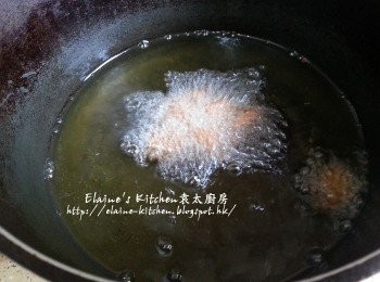 step3: 皮蛋切粒 , 蒜頭去衣放入鑊中炸至金黃色 , 留少許炸蒜頭的油